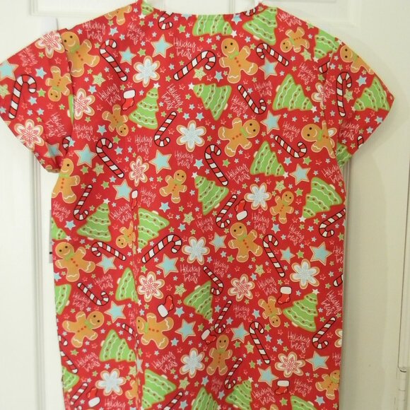 Cassandra O Red Gingerbread Tree Cookie Christmas Scrubs Sz S New - Picture 2 of 4